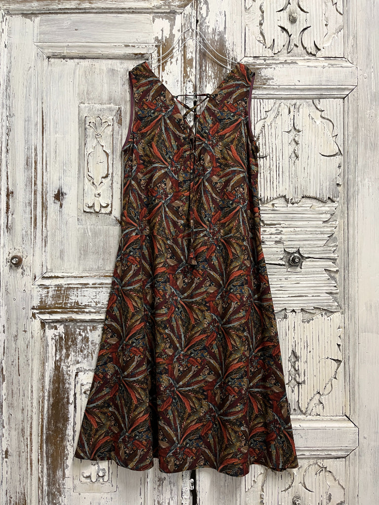 Arkası bağcıklı desenli elbise