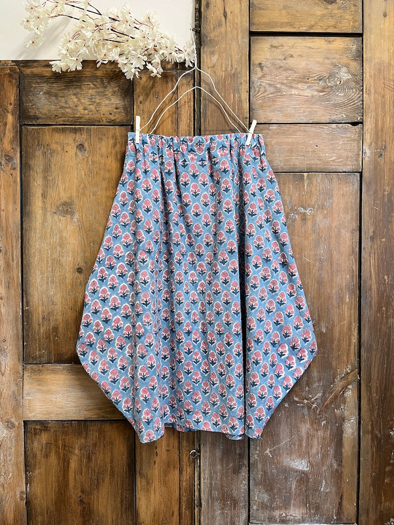 mavi çiçek desenli büyük cepli etek