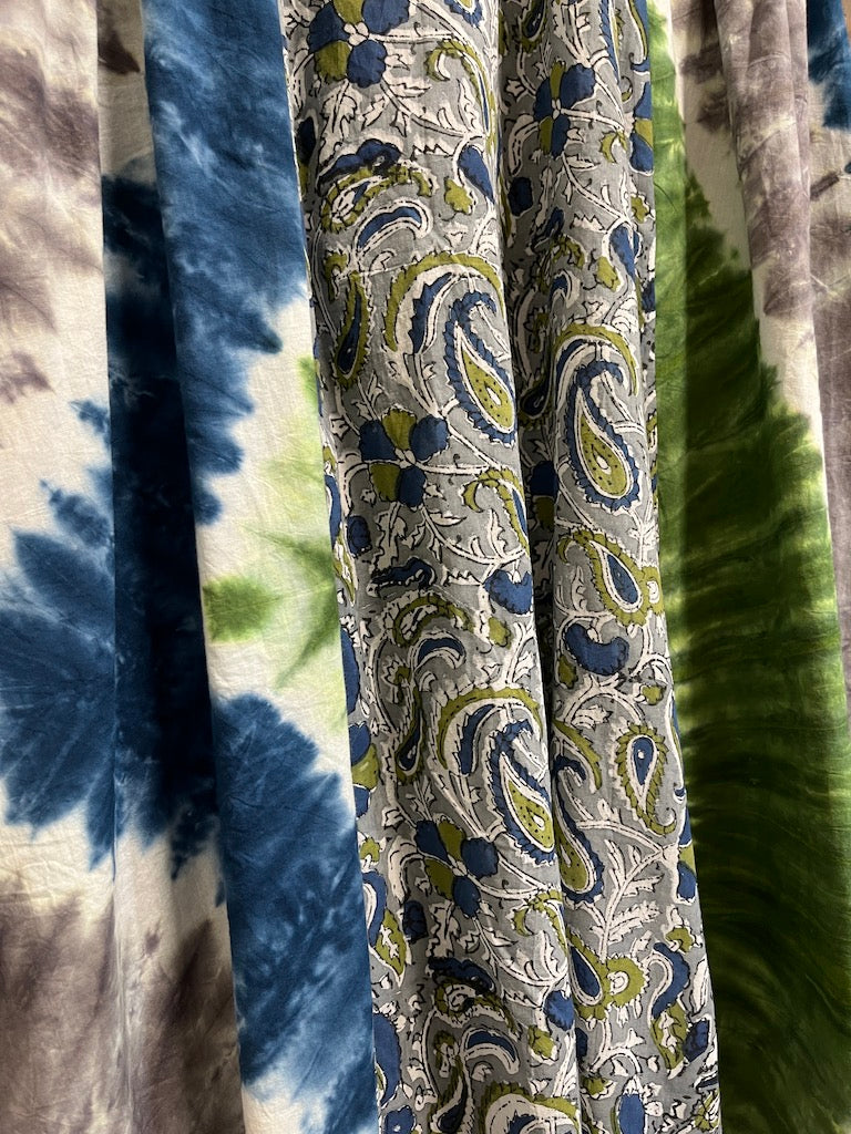 Büzgü Yan Detay Batik Elbise