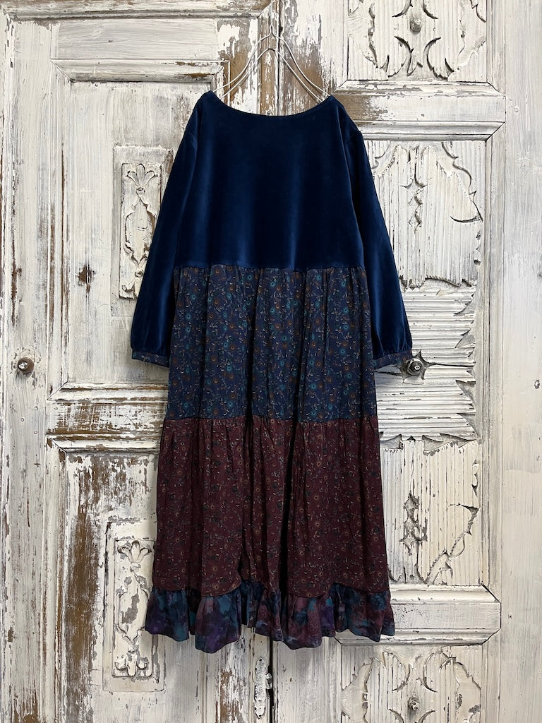 kadife çiçek süslü elbise