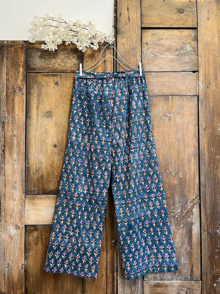 mavi desenli pamuklu kumaşlı pantolon
