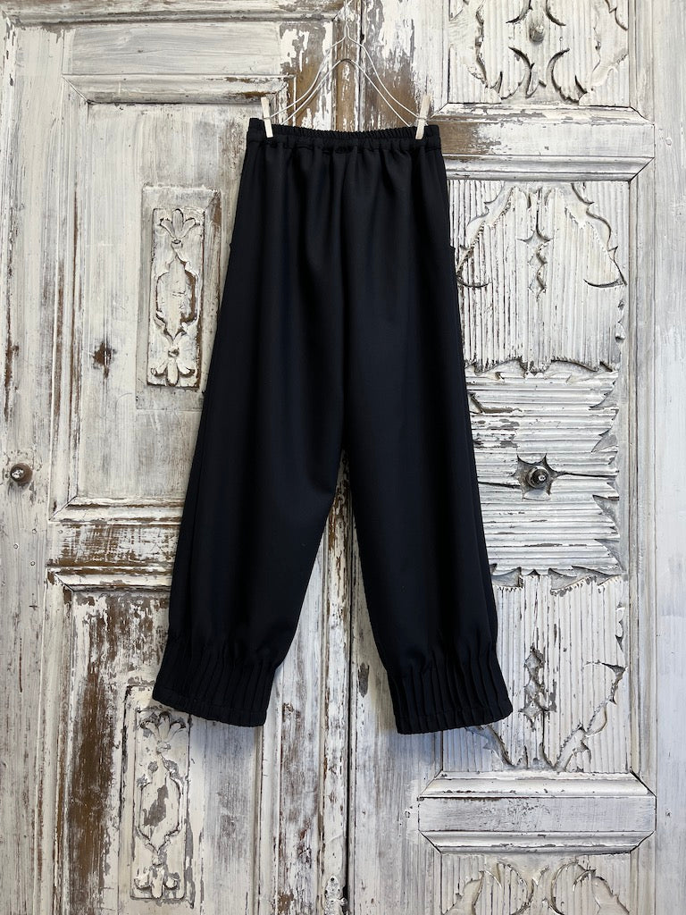 paçası nervür detaylı siyah pantolon