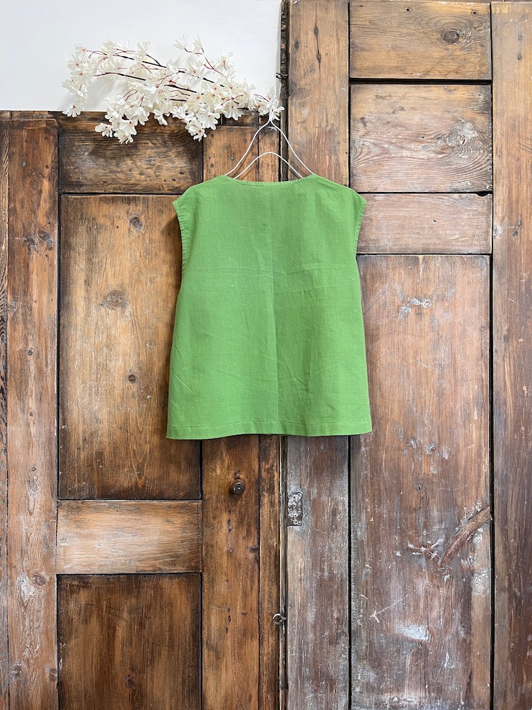 yeşil aplike kolsuz pamuklu bluz