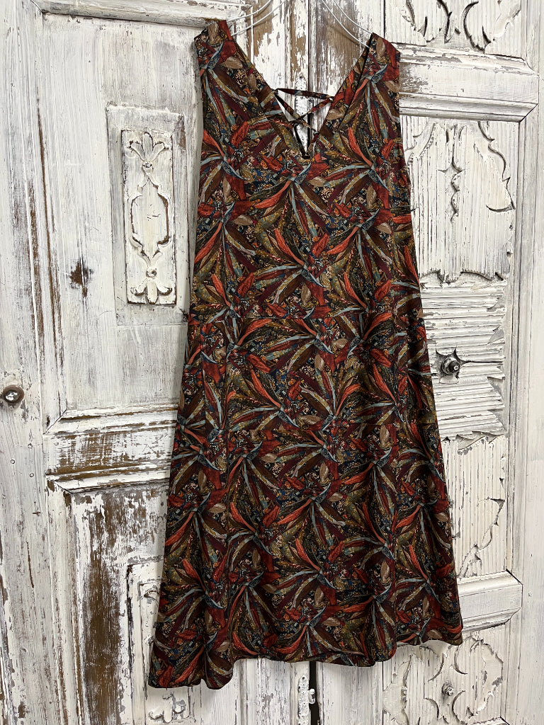 Arkası bağcıklı desenli elbise