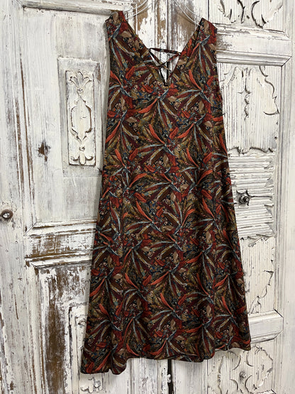 Arkası bağcıklı desenli elbise