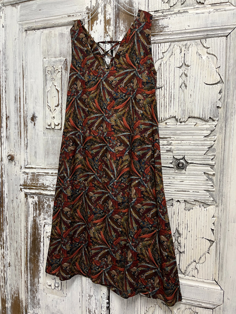 Arkası bağcıklı desenli elbise