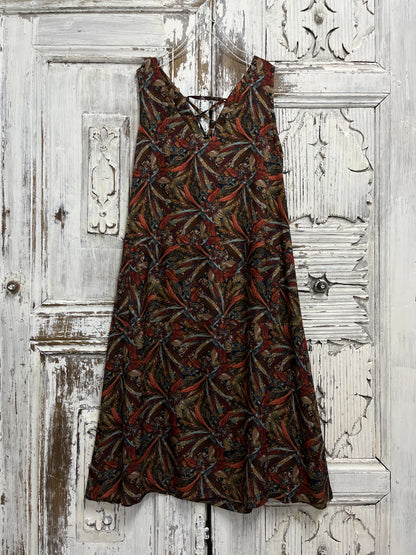 Arkası bağcıklı desenli elbise