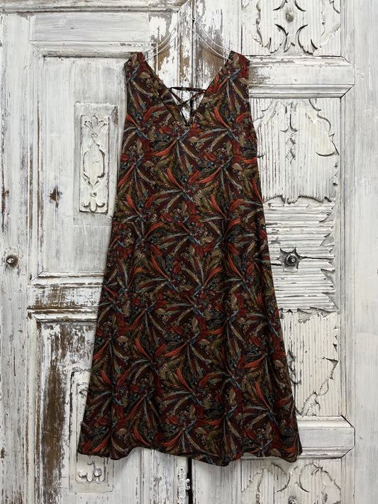 Arkası bağcıklı desenli elbise