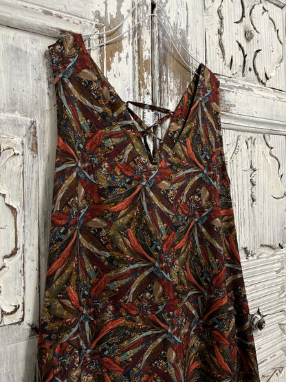 Arkası bağcıklı desenli elbise