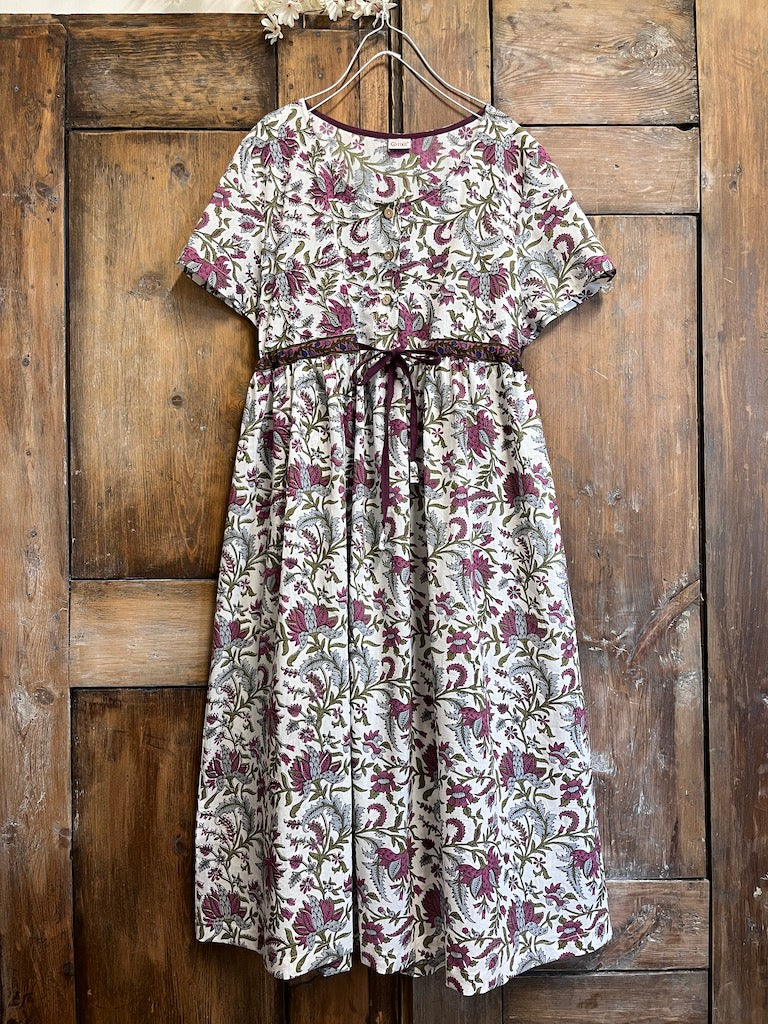 pamuklu pembe desenli kısa kollu elbise 
