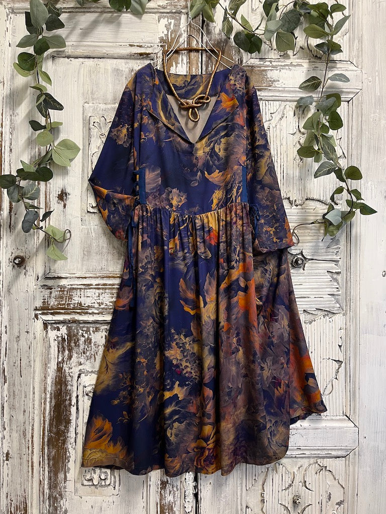 yanları brit bağcıklı desenli elbise