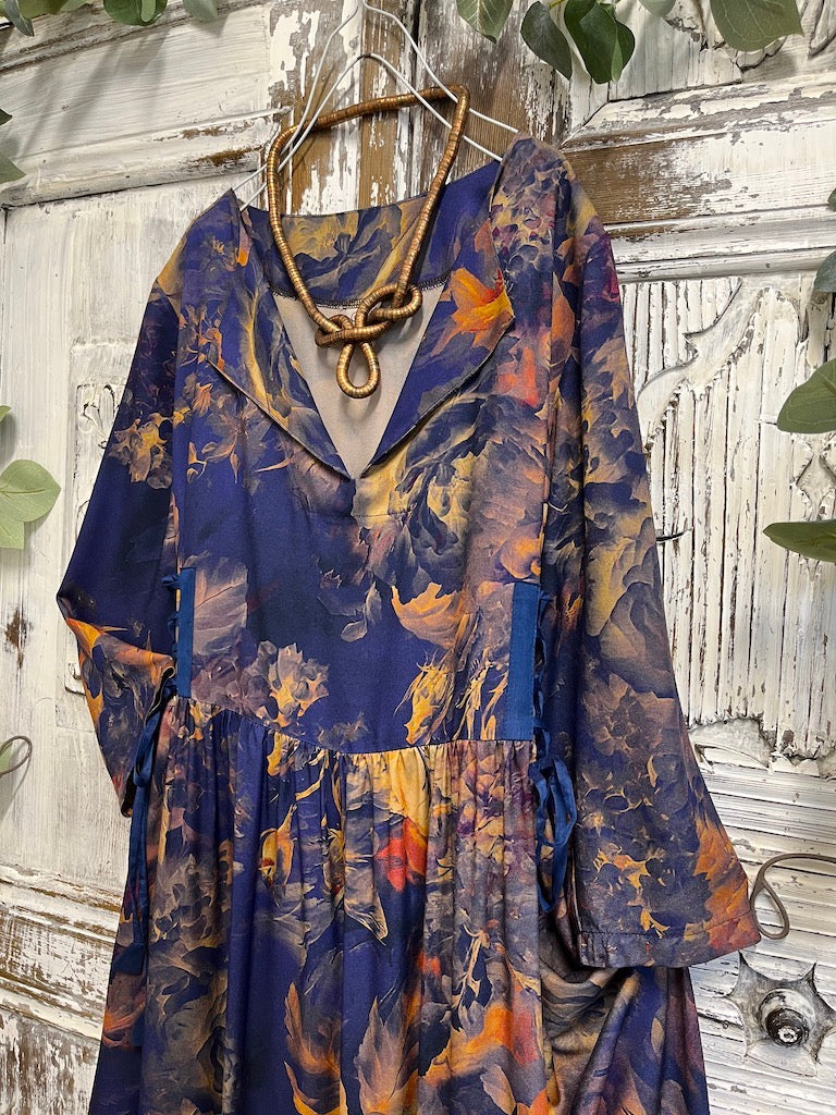 yanları brit bağcıklı desenli elbise