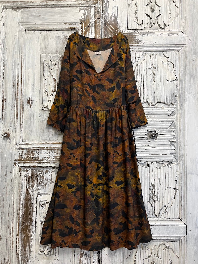 Yaprak desenli yanları brit bağcıklı elbise