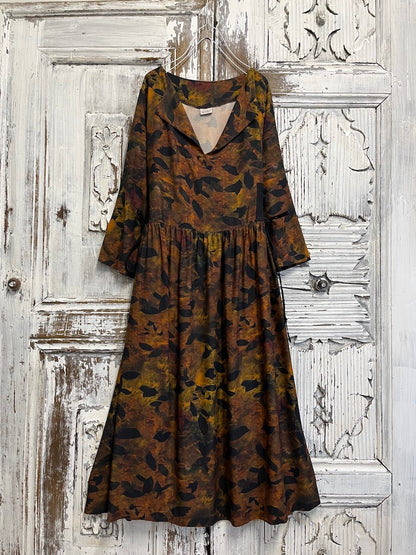 Yaprak desenli yanları brit bağcıklı elbise