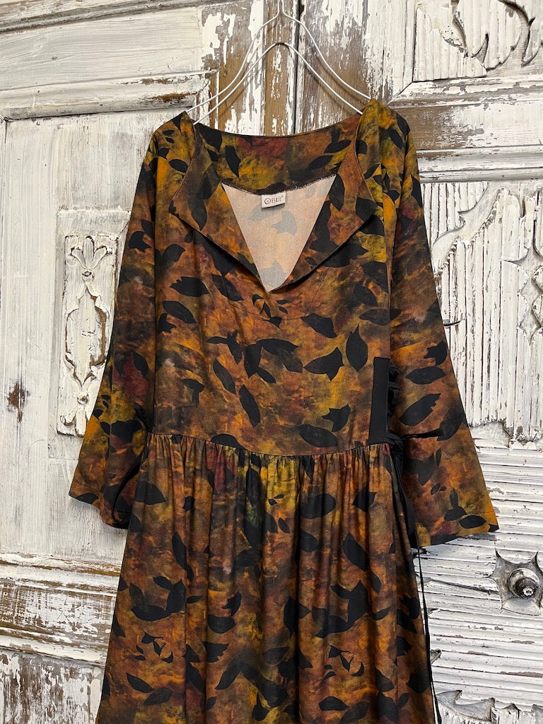 Yaprak desenli yanları brit bağcıklı elbise