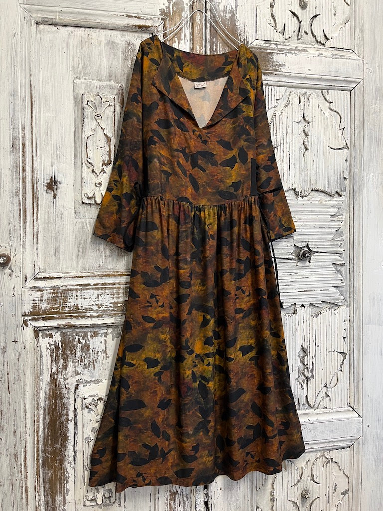 Yaprak desenli yanları brit bağcıklı elbise