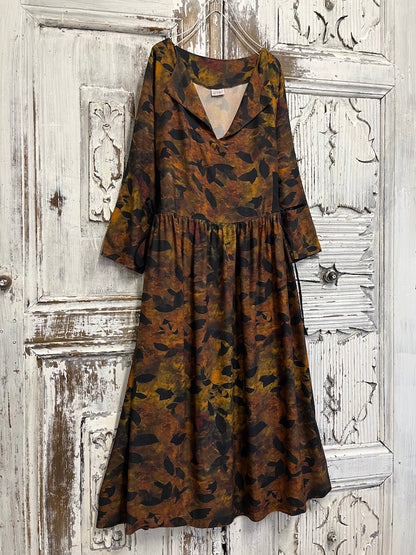 Yaprak desenli yanları brit bağcıklı elbise