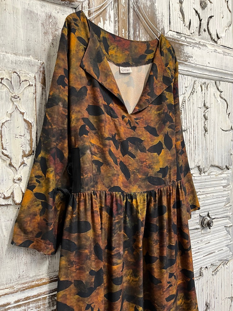 Yaprak desenli yanları brit bağcıklı elbise