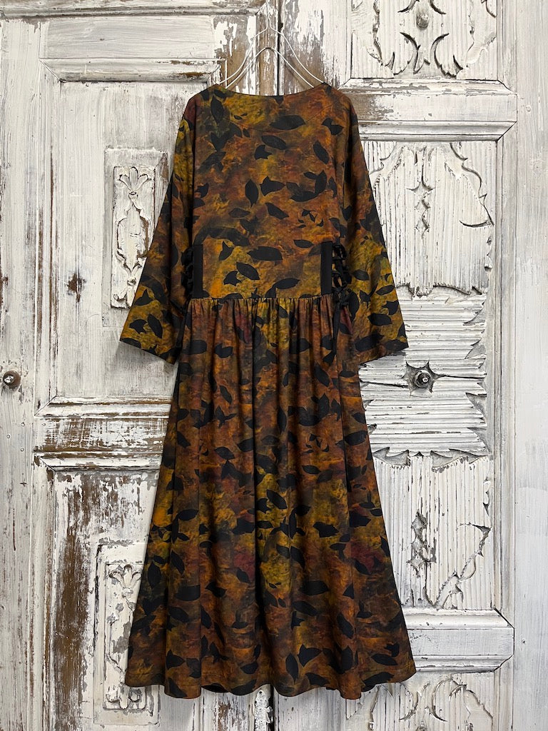 Yaprak desenli yanları brit bağcıklı elbise