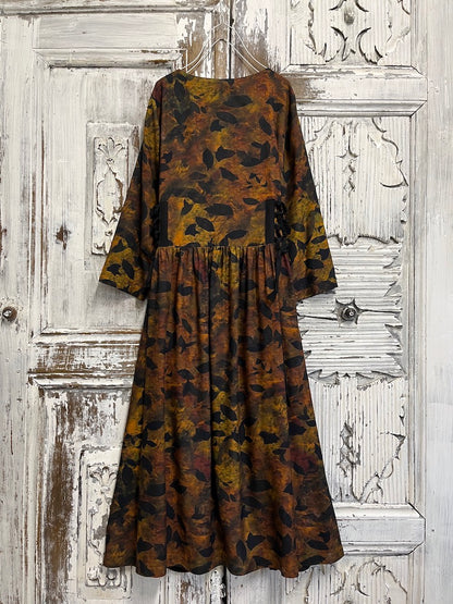 Yaprak desenli yanları brit bağcıklı elbise