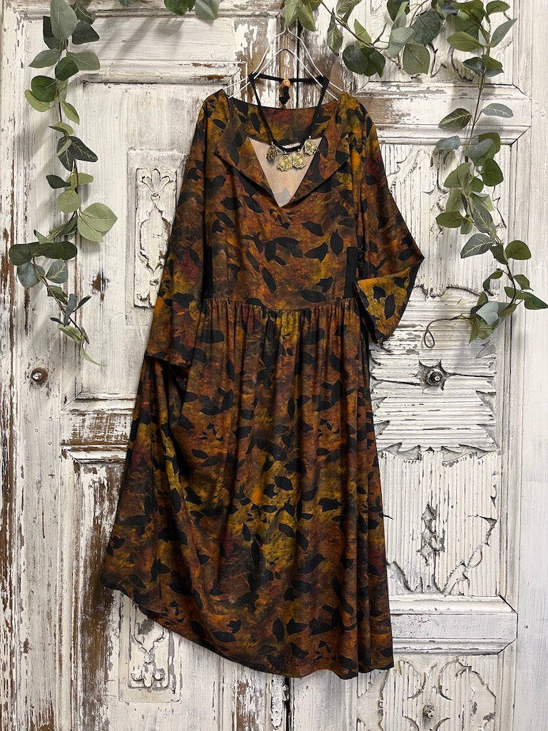 Yaprak desenli yanları brit bağcıklı elbise