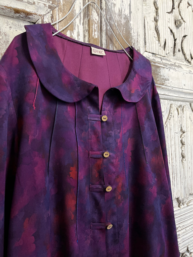 bebe yaka mor renkli soyut desenli gömlek