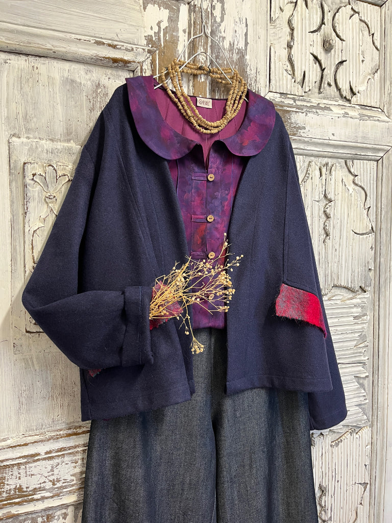 bebe yaka mor renkli soyut desenli gömlek