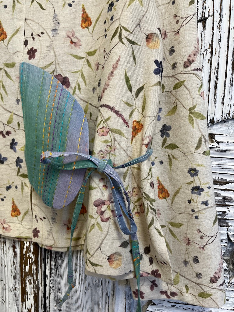 Çiçek desenli keten kumaş cep ve bağlama detaylarına sahip rahat kesim kadın bluz