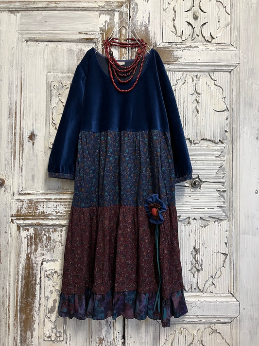 kadife çiçek süslü elbise