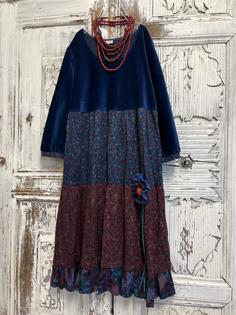 kadife çiçek süslü elbise