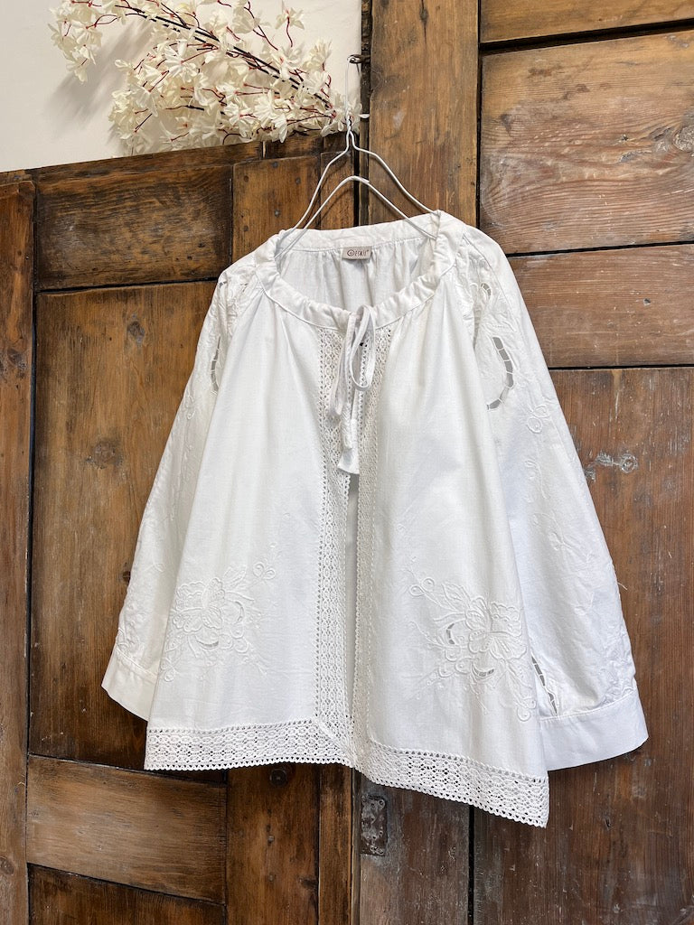pamuklu beyaz nakışlı ve dantelli ceket