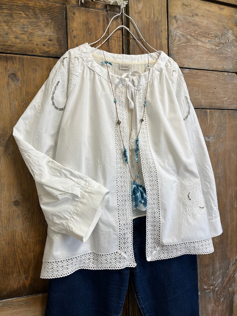 pamuklu beyaz nakışlı ve dantelli ceket
