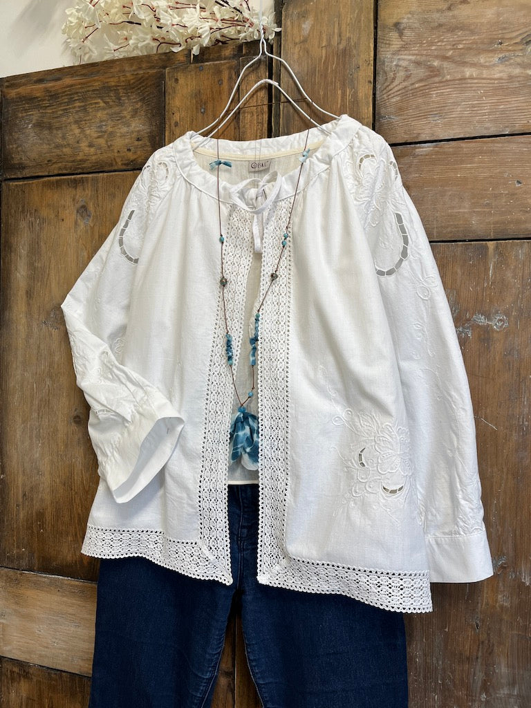 pamuklu beyaz nakışlı ve dantelli ceket