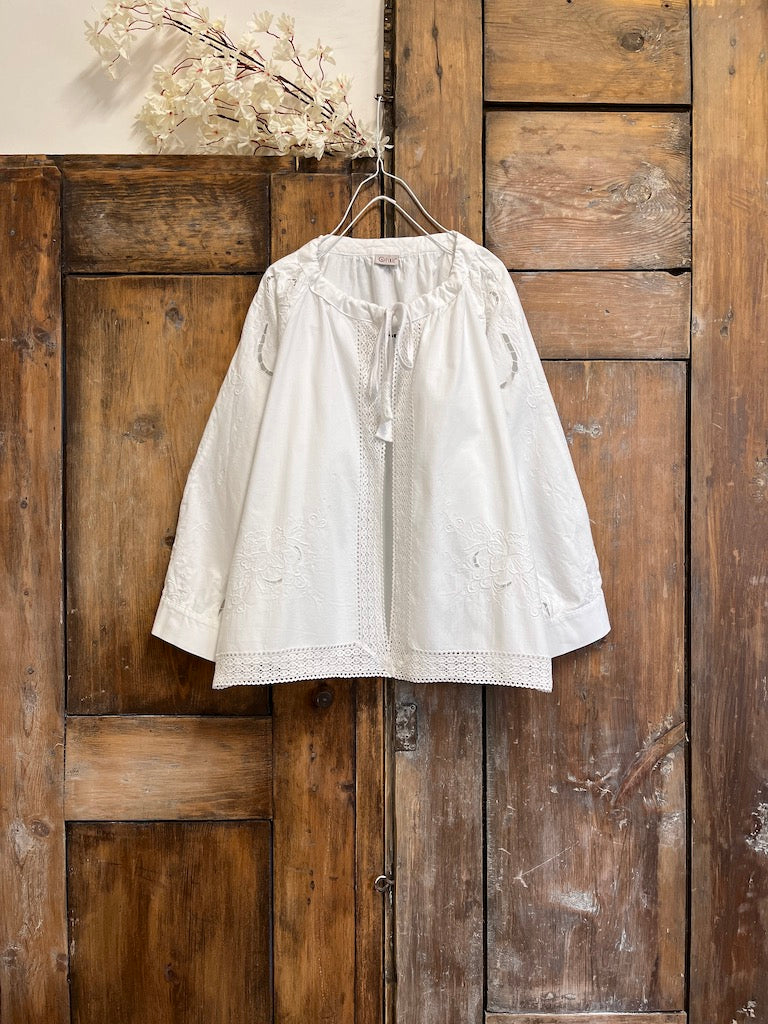 pamuklu beyaz nakışlı ve dantelli ceket