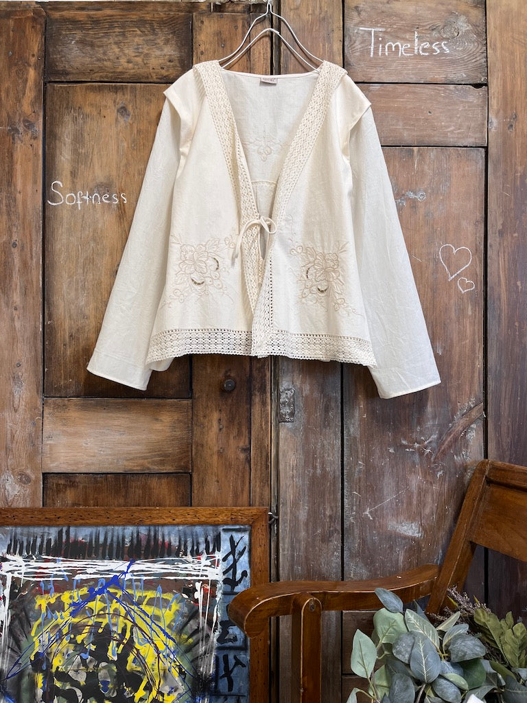 pamuklu krem nakışlı ve dantelli ceket