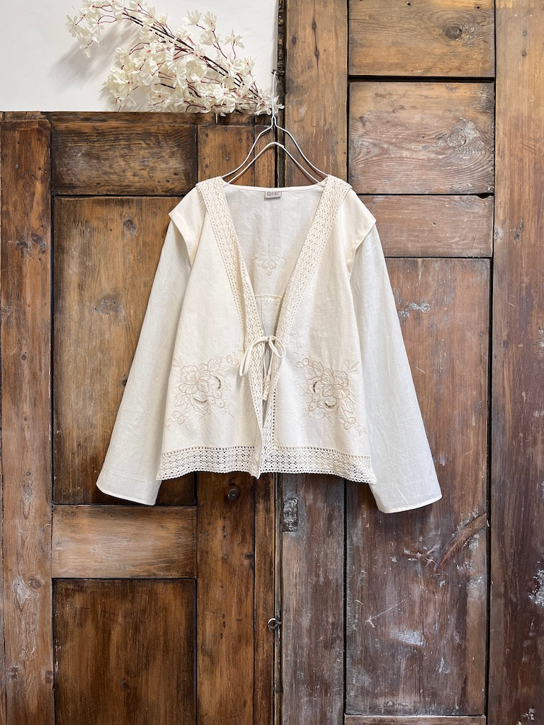 pamuklu krem nakışlı ve dantelli ceket