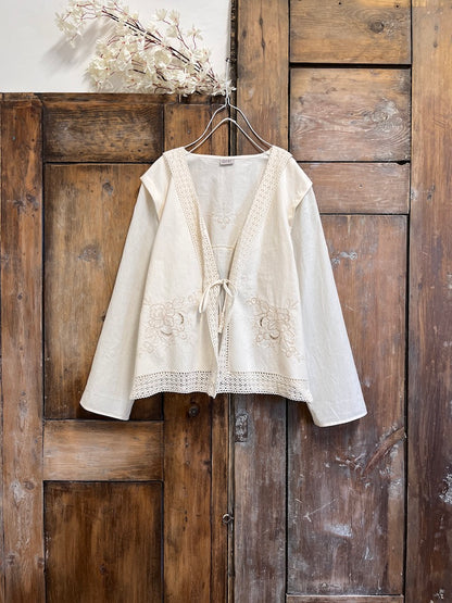 pamuklu krem nakışlı ve dantelli ceket