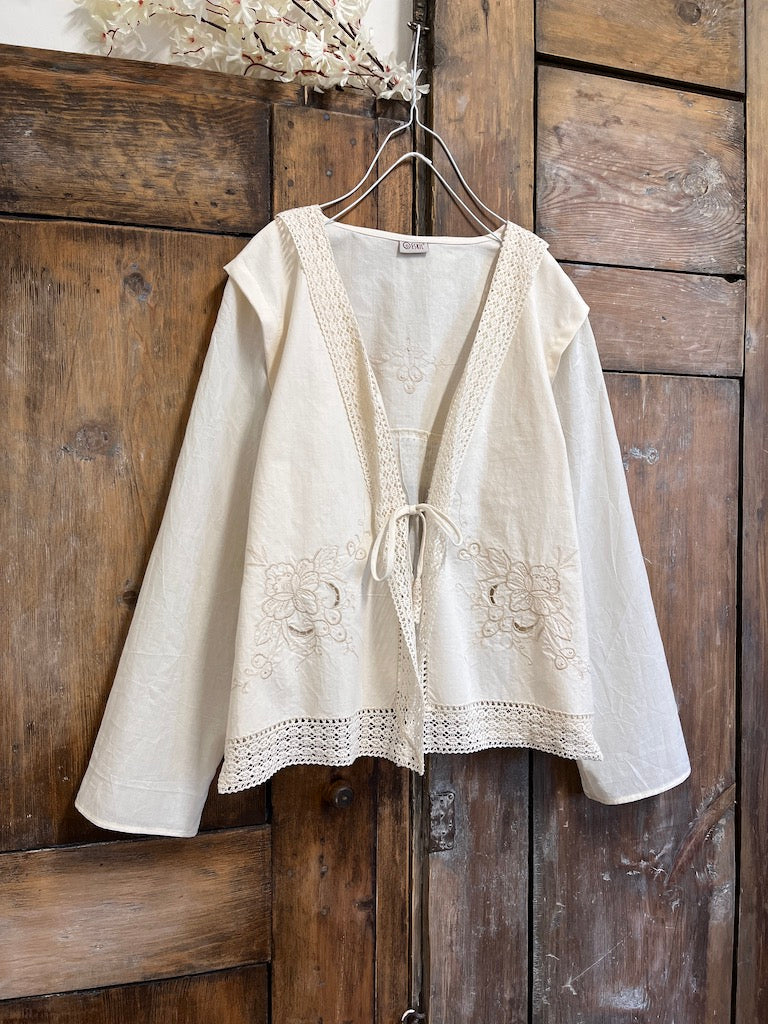 pamuklu krem nakışlı ve dantelli ceket