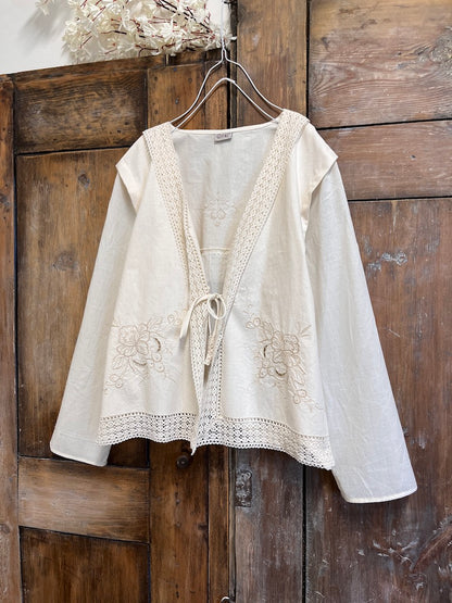pamuklu krem nakışlı ve dantelli ceket