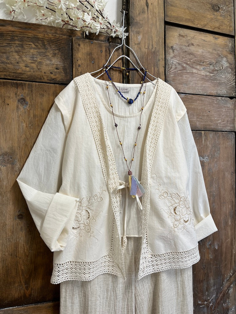 pamuklu krem nakışlı ve dantelli ceket