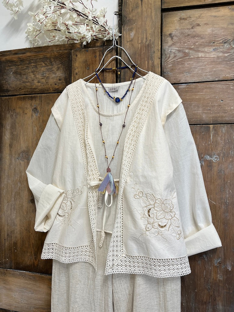 pamuklu krem nakışlı ve dantelli ceket