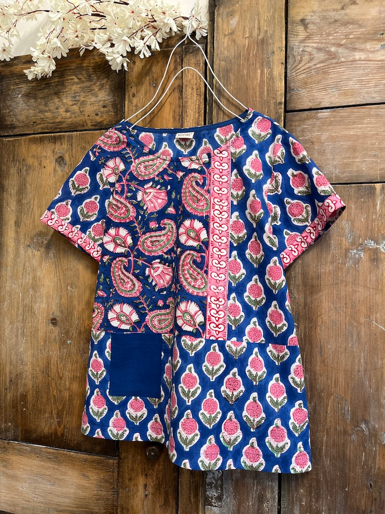 pamuklu lacivert pembe desenli cep detay kısa kollu bluz