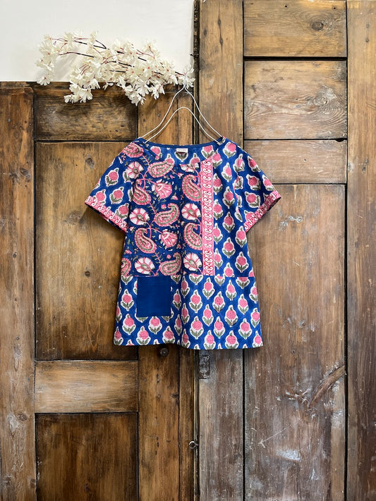 pamuklu lacivert pembe desenli cep detay kısa kollu bluz