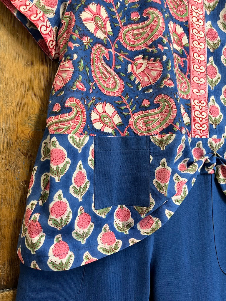 pamuklu lacivert pembe desenli cep detay kısa kollu bluz