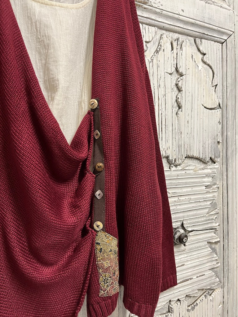 bordo renk asimetrik farklı düğme süslemeli hırka