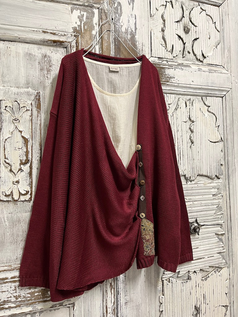 bordo renk asimetrik farklı düğme süslemeli hırka