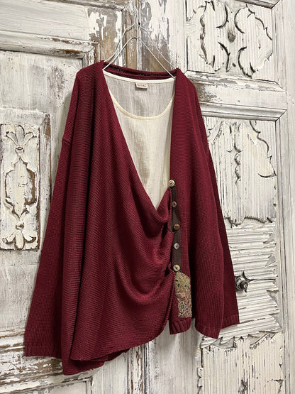 bordo renk asimetrik farklı düğme süslemeli hırka