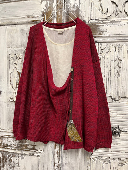 kırmızı renk asimetrik farklı düğme süslemeli hırka