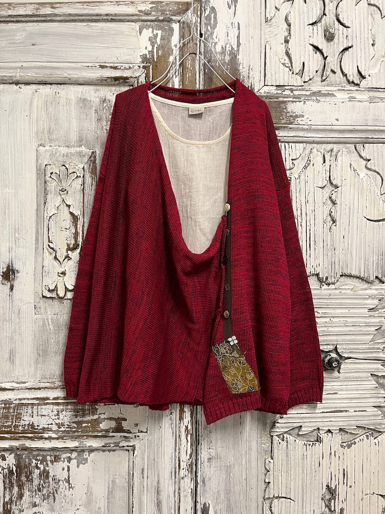 kırmızı renk asimetrik farklı düğme süslemeli hırka