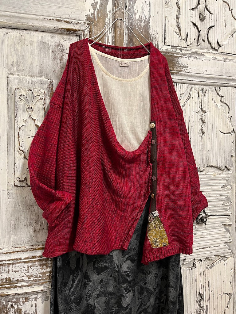 kırmızı renk asimetrik farklı düğme süslemeli hırka